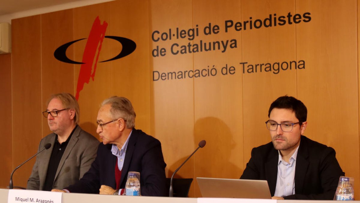 El coordinador de projectes d'ImpulsCatSuds, Francesc Saldaña, el president d'ImpulsCatSud, Miquel Maria Aragonès; i el gerent de Clúster TIC Catalunya Sud, Sergio Novo, durant la presentació de l'estudi.