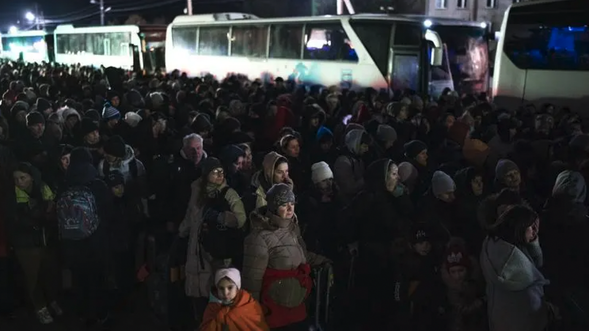 Una muchedumbre de gente en la frontera de Ucrania antes de llegar al cruce para pasar en Polonia.