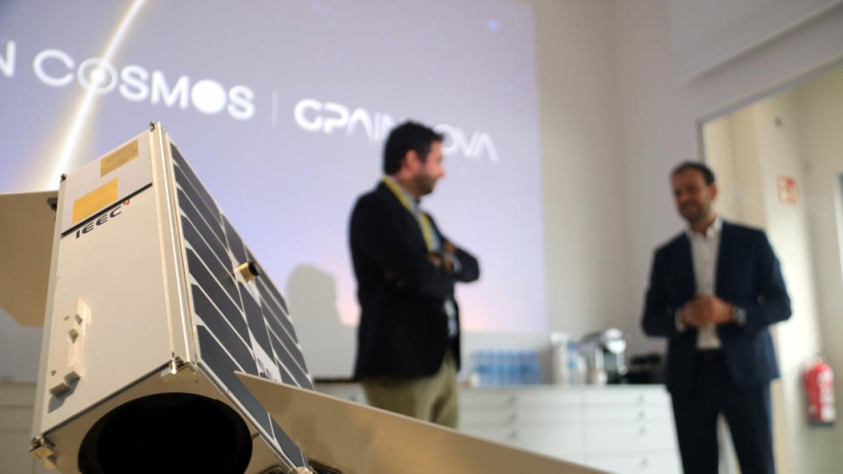 Els responsables d'Open Cosmos, aquest dimarts a les instal·lacions de l'empresa a Barcelona