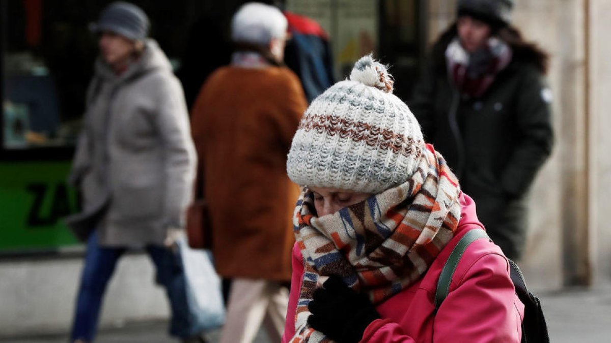 Imatge d'una dona protegint-se del fred.