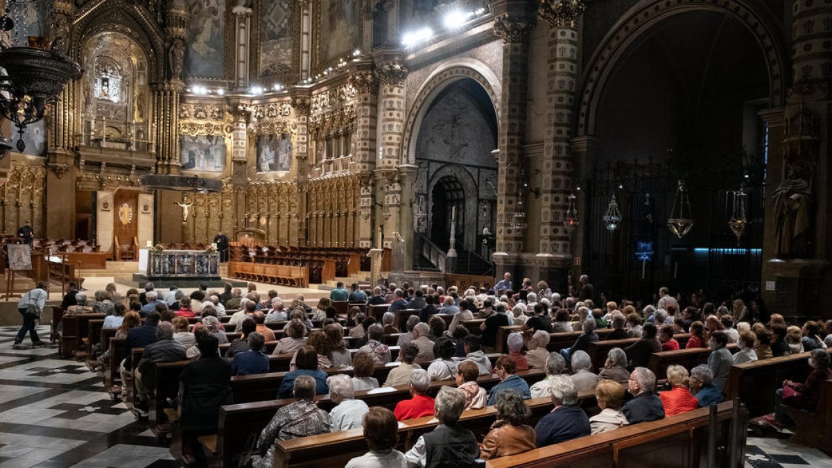 Imatge de la benedicció d'una majòlica de la patrona de la Pobla de Mafumet a Montserrat.