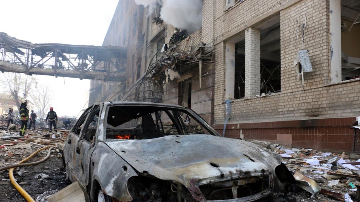 Un cotxe calcinat després d'un bombardeig a la ciutat de Khàrkiv.