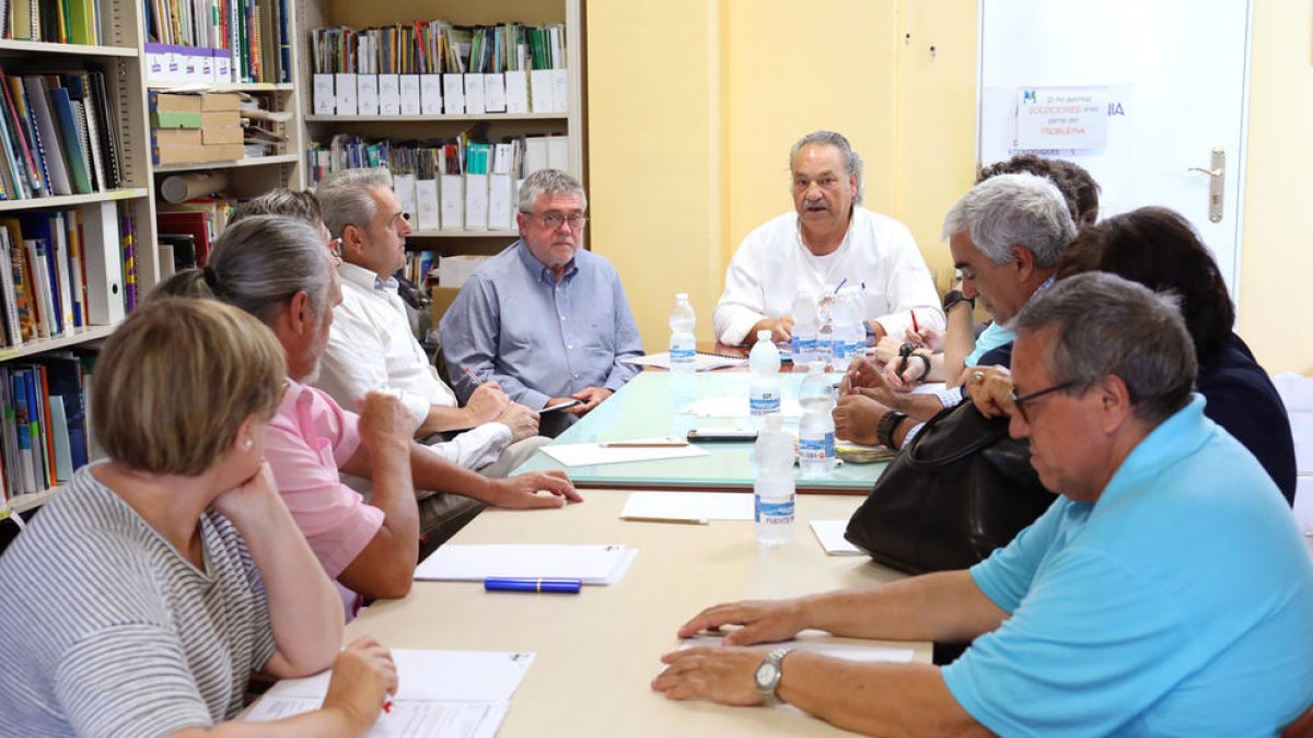 Imatge d'arxiu d'una reunió de la Coordinadora d'Entitats de Tarragona amb diversos membres.