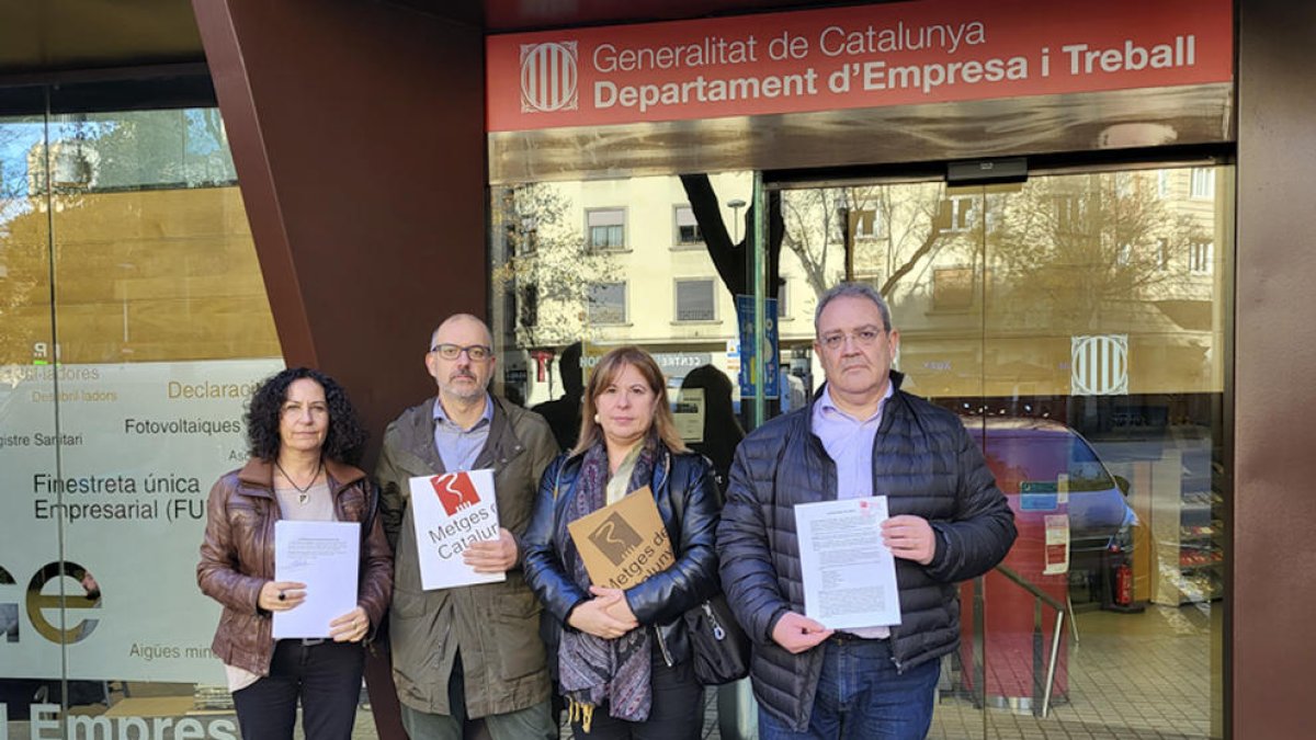 Representantes de Médicos de Cataluña registran la convocatoria de huelga en el Departament de Treball.