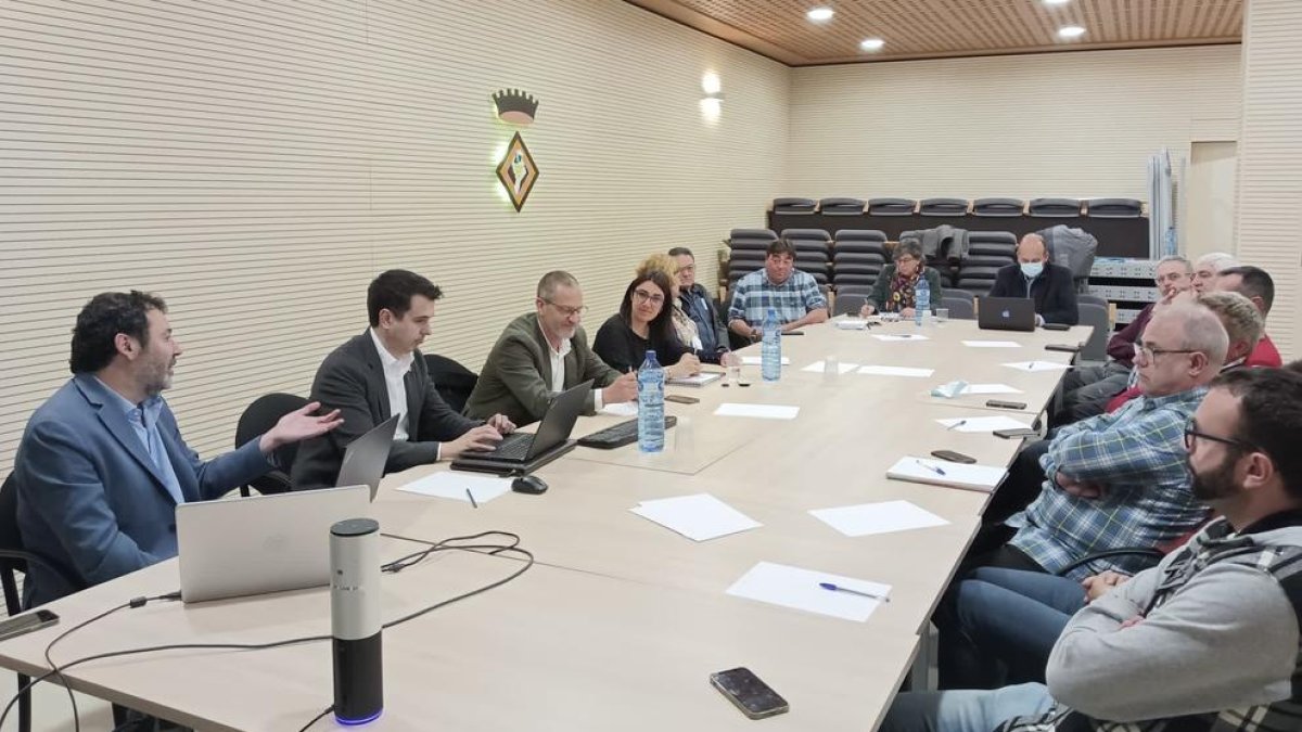 Imatge de la reunió que han mantingut amb els representants dels consistoris de la Terra Alta.