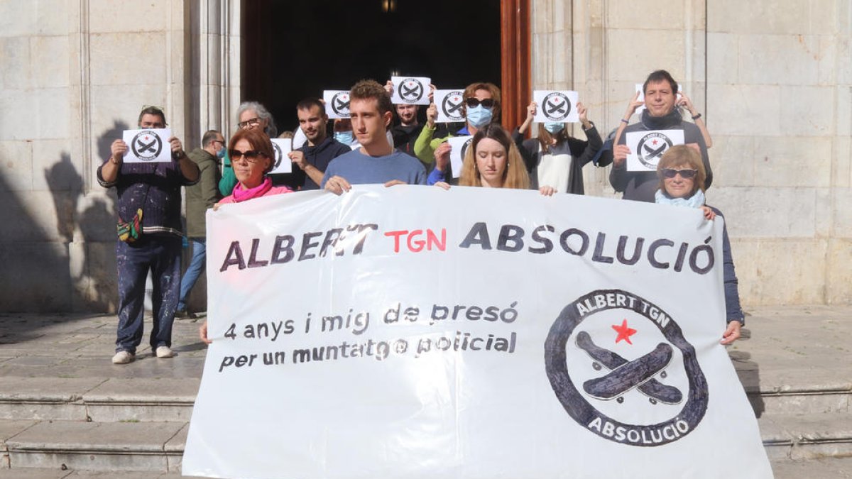 Imatge dels membres del grup de suport als encausats per les protestes de suport a Pablo Hasel a Tarragona.