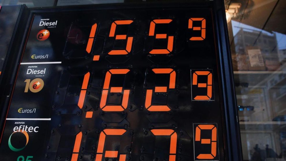Imagen de precios de combustibles en una gasolinera.