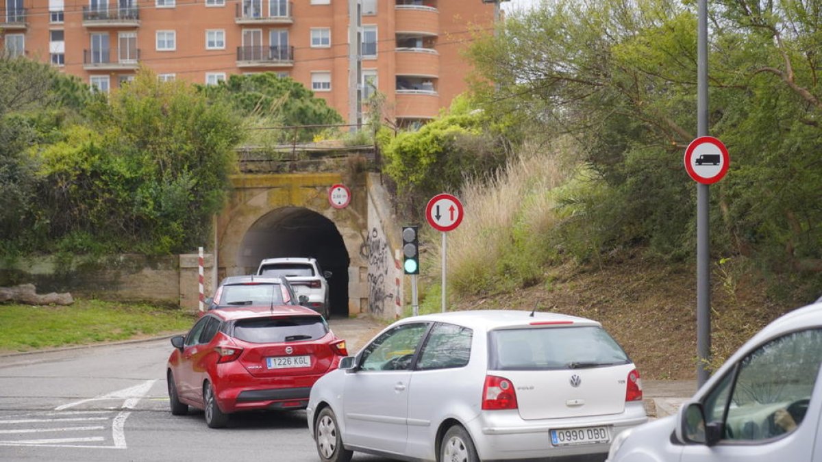 Imatge del semàfor del pont petit del barri Gaudí que regula el trànsit.