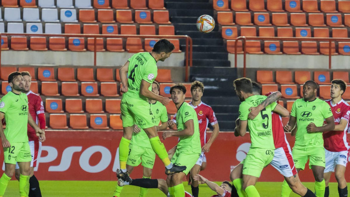 El Nàstic va perdre el partit d'anada per culpa de dos errors provocats per centres dels balears.