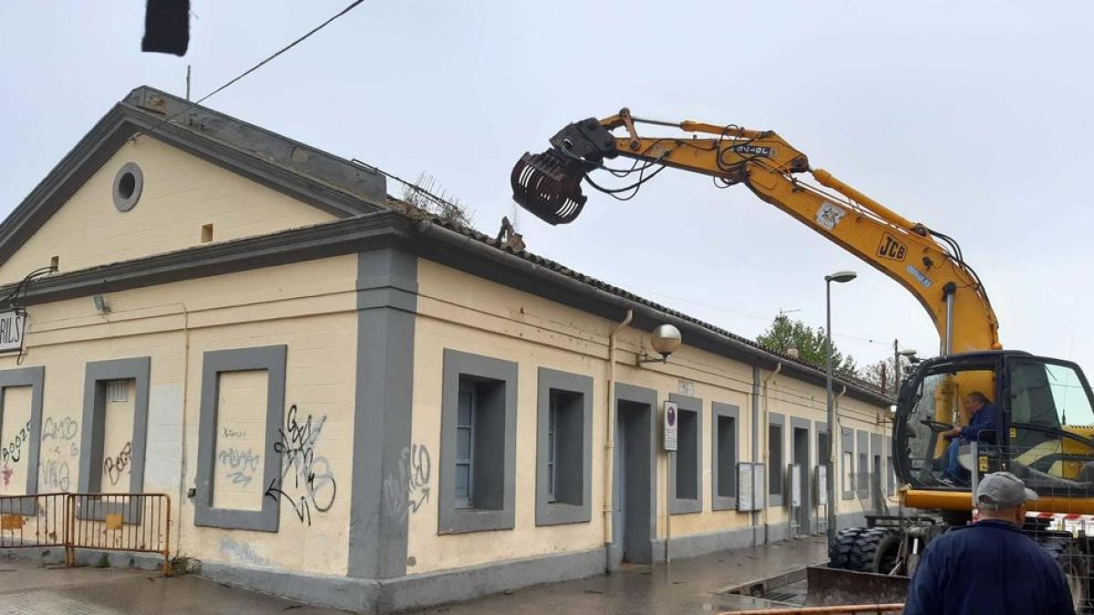 Imagen de una excavadora reaitzant los trabajos de derribo.