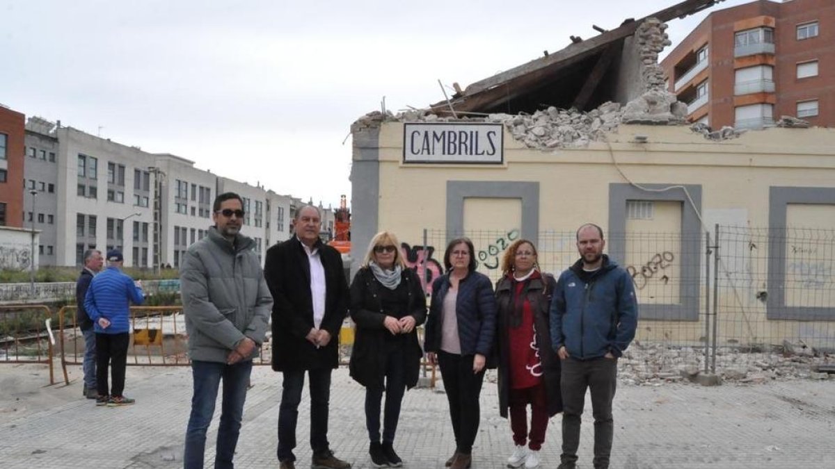 EL grup d'ERC davant l'edifici de l'estació que està sent enderrocat.