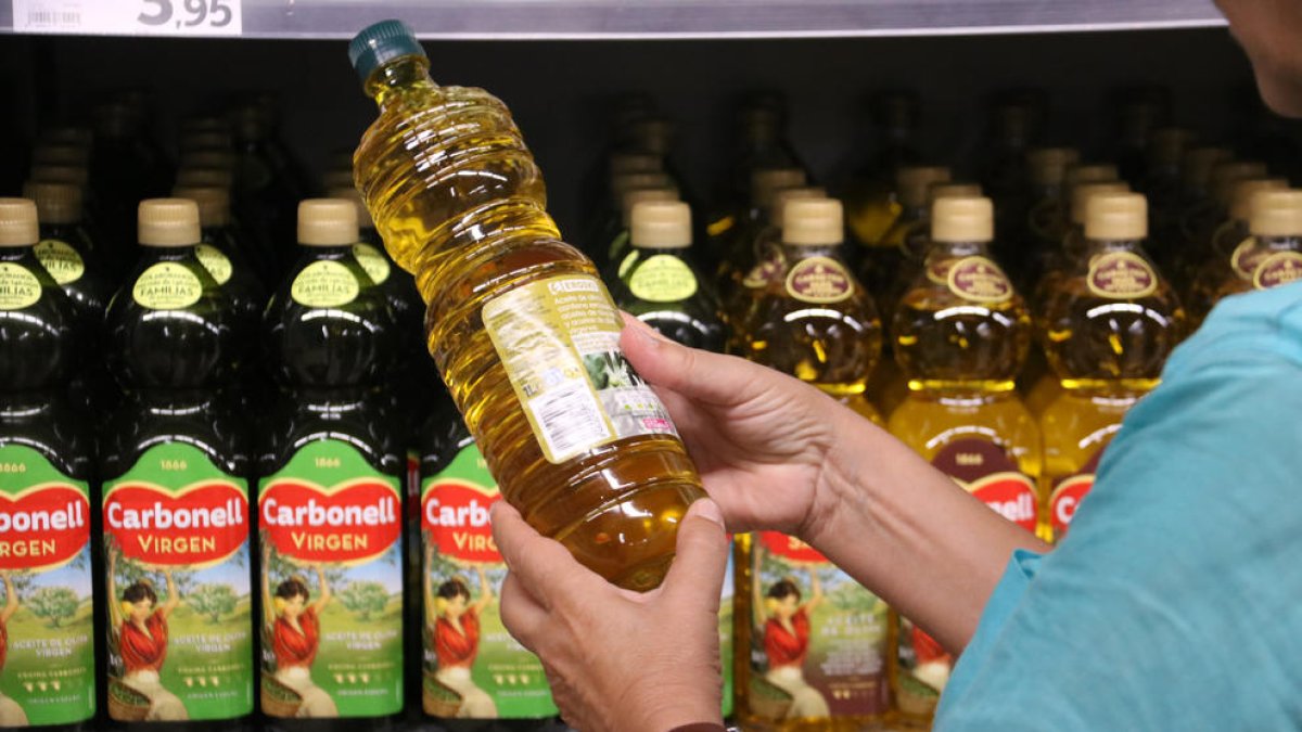 Ampolles d'oli en un supermercat.