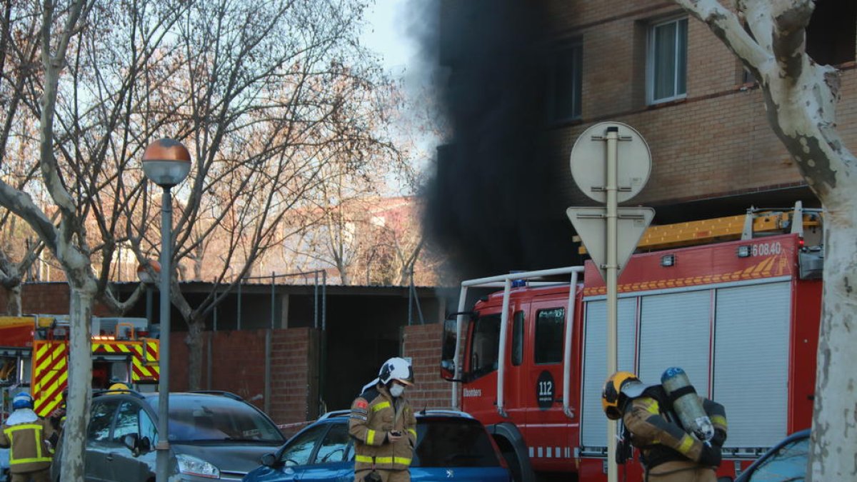 Imatge de Bombers al lloc de l'incendi.