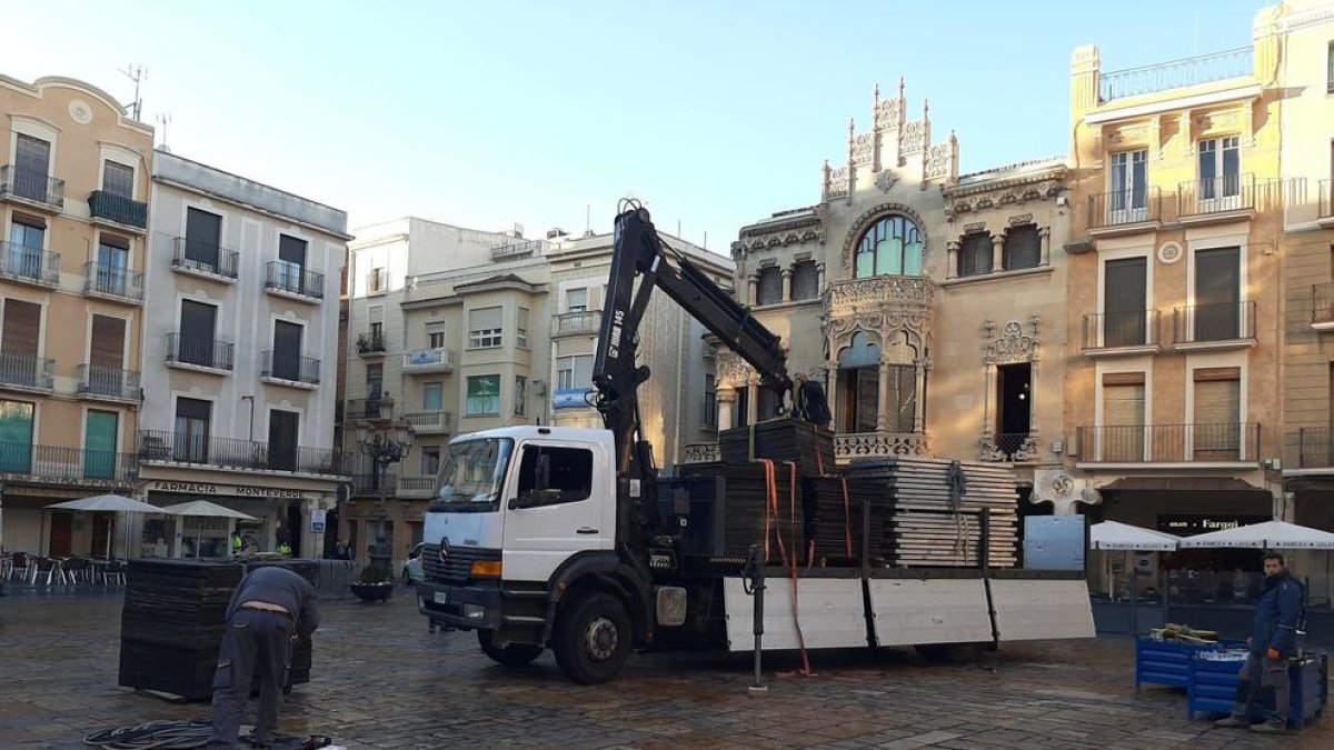 Imagen del inicio montaje pista de pádel.