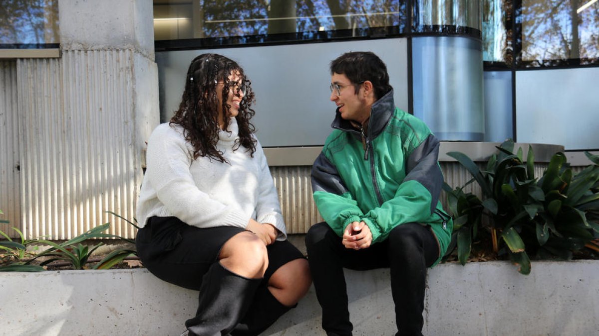 La Sara Santana i en Julen Vallès conversant a la zona del Parc de la Ciutadella de Barcelona.