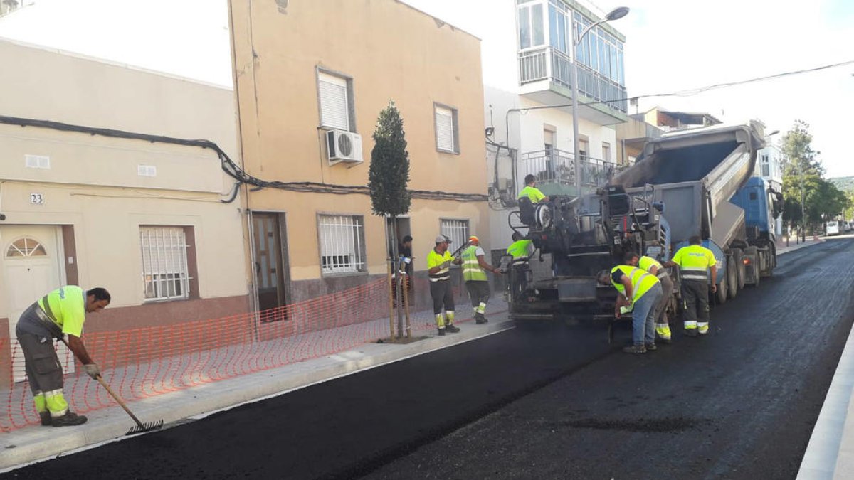 Operarios durante el asfaltado de la calle de Roger de Llúria.