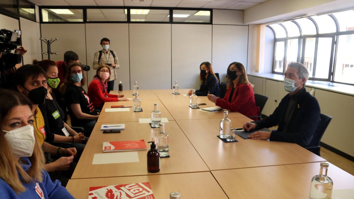 Reunió entre els representants sindicals i el conseller d'Educació, Josep Gonzàlez-Cambray.