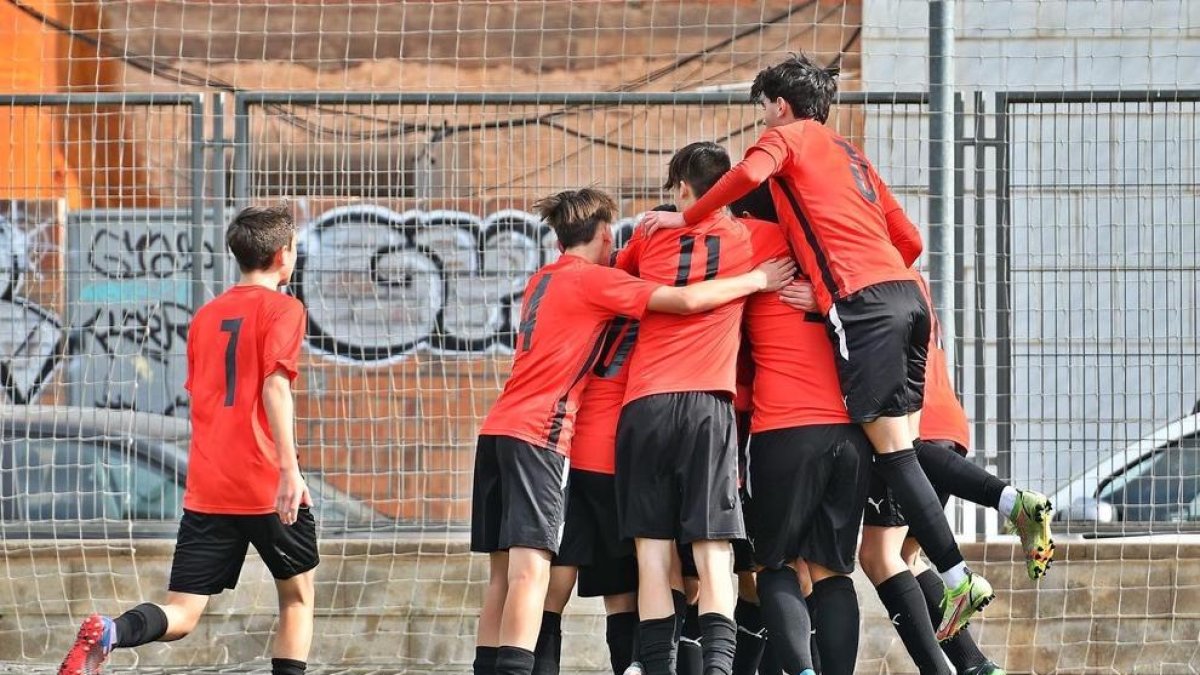 L'Infantil A de la Fundació Futbol Base Reus celebrant un gol