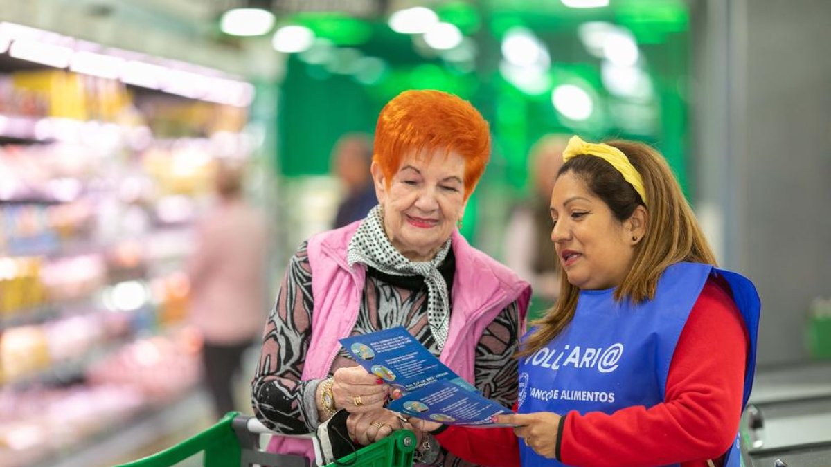 Una voluntaria en una tienda de Mercadona durante el Gran Recapte.
