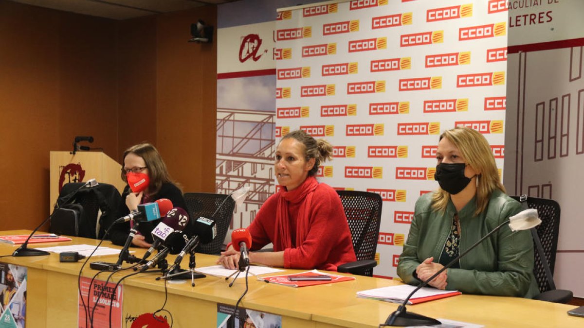 Mònica Pérez, Elisabet Foix i Cristina Torre, durant la roda de premsa a la sala de graus de la URV.