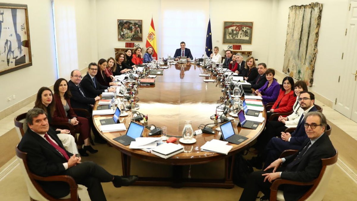 Reunió de l'últim Consell de Ministres de l'any que aprova el tercer paquet anticrisi.