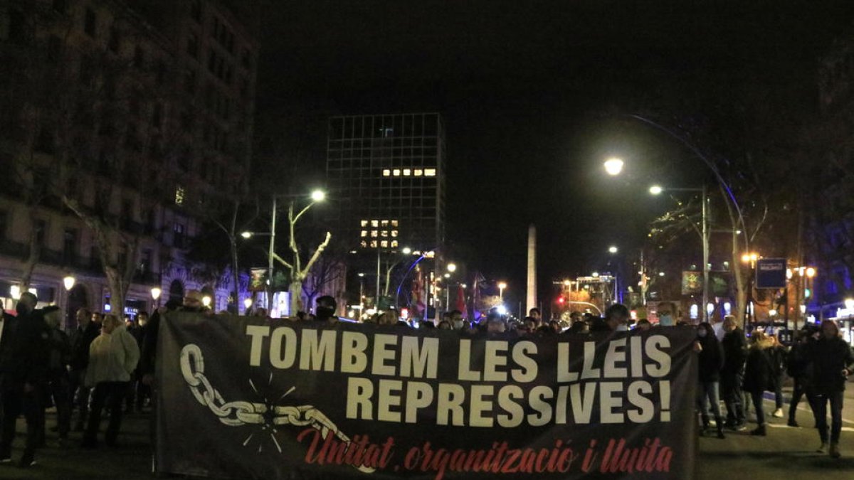 La capçalera de la manifestació caminant pel passeig de Gràcia a Barcelona.