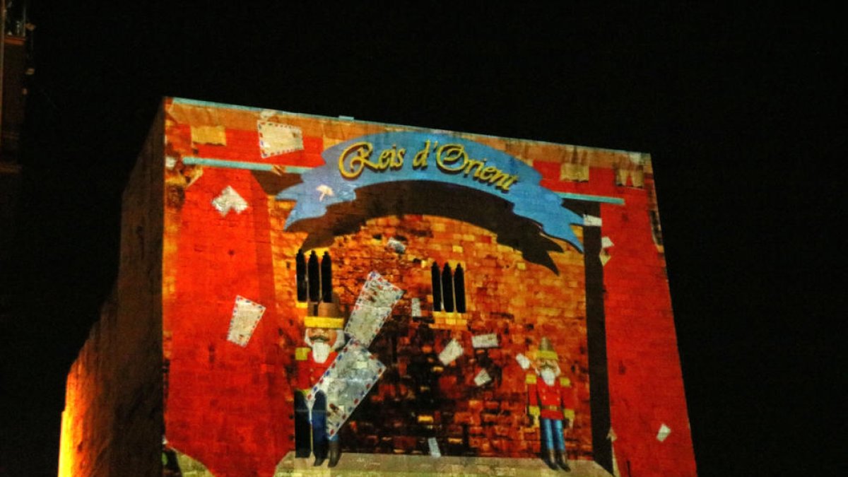 Una de les imatges projectades durant el mapping nadalenc que s'ha visionat a la torre del Pretori de Tarragona.
