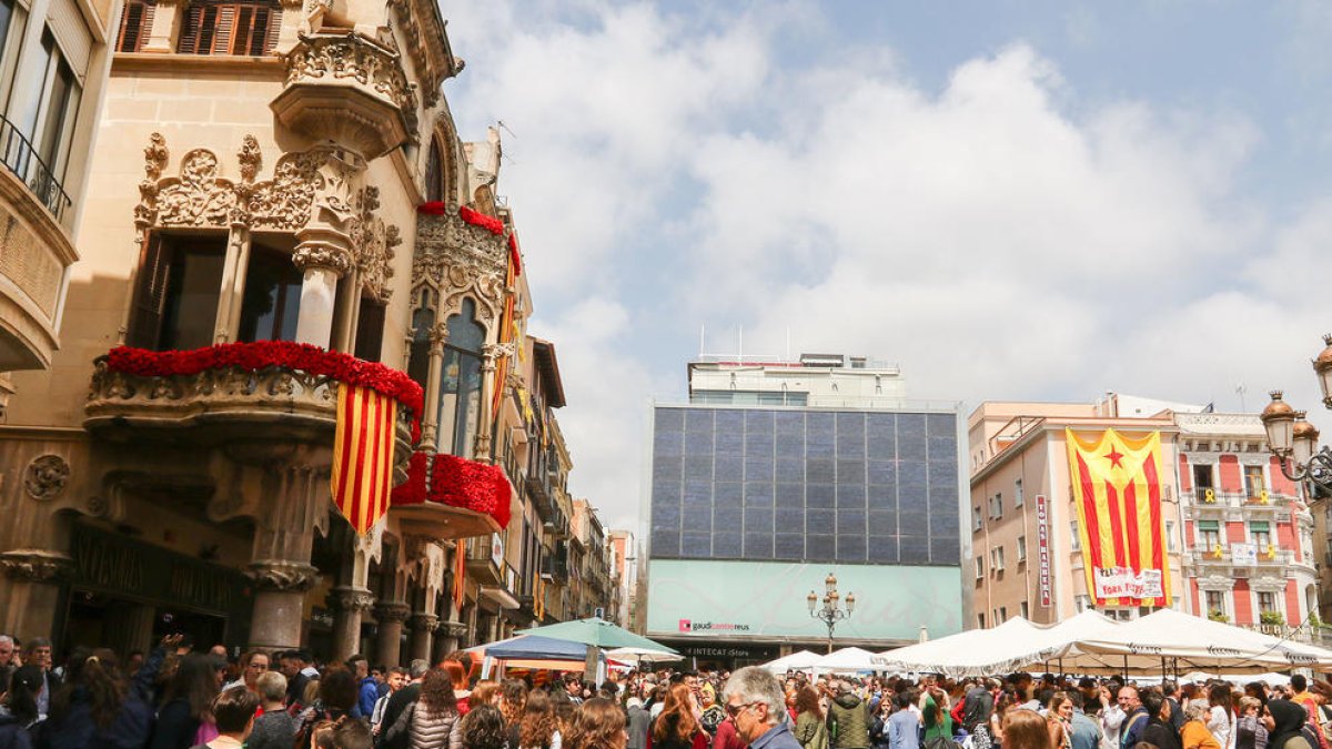 Imatge d'arxiu de la plaça del Mercadal durant la Diada de Sant Jordi l'any 2019.