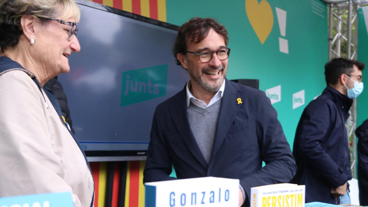 El vicepresidente y portavoz de Junts, Josep Rius, en un stand del partido en la Rambla de Catalunya.