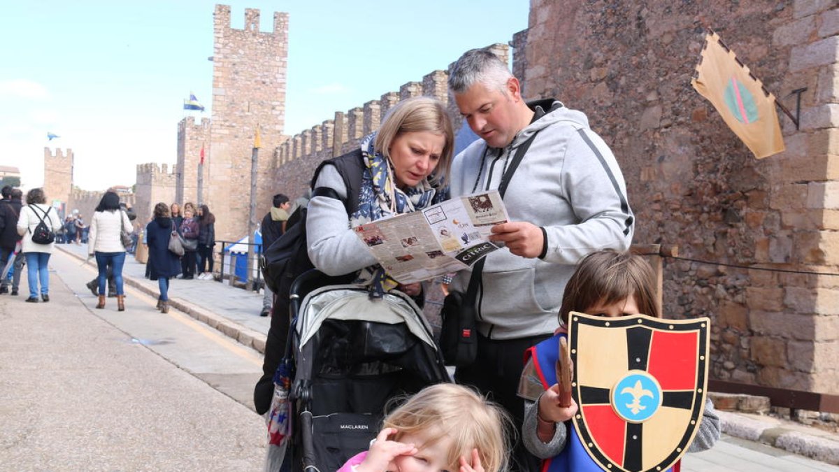 Una família visitant Montblanc la Setmana Medieval de la Llegenda de Sant Jordi.