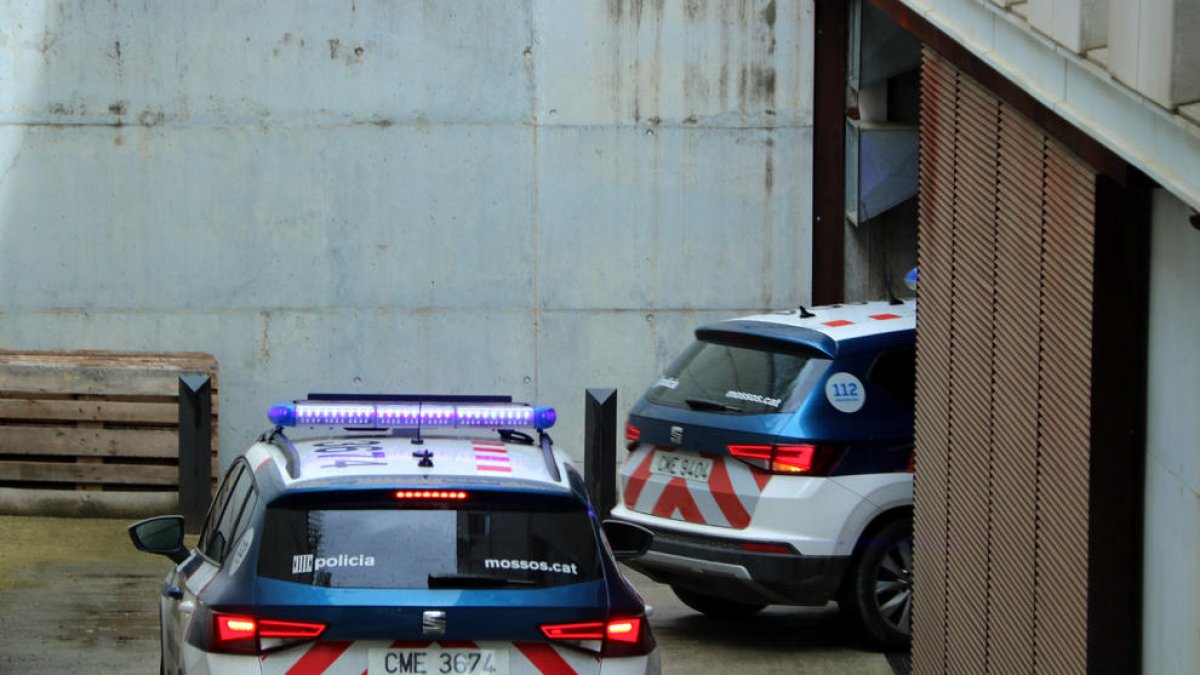 Dos vehículos policiales accediendo al juzgado de Igualada.