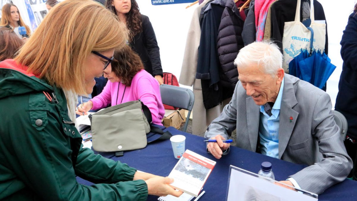 Theodor Kallifatides en el stand del Paseo de Gracia de Barcelona.