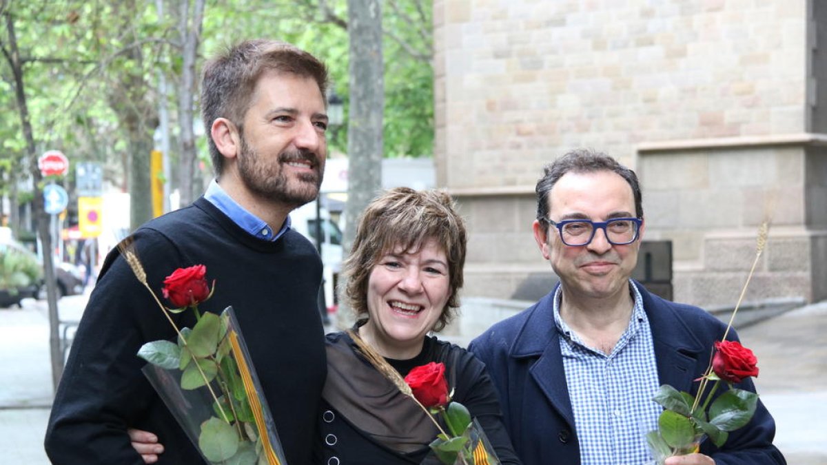 Los autores Toni Cruanyes, Empar Moliner y Sergi Belbel en la foto de familia del desayuno literario organizado durante el día de Sant Jordi.