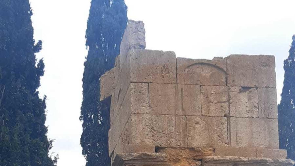 Imagen de la Torre de los Escipiones después del impacto de un rayo.