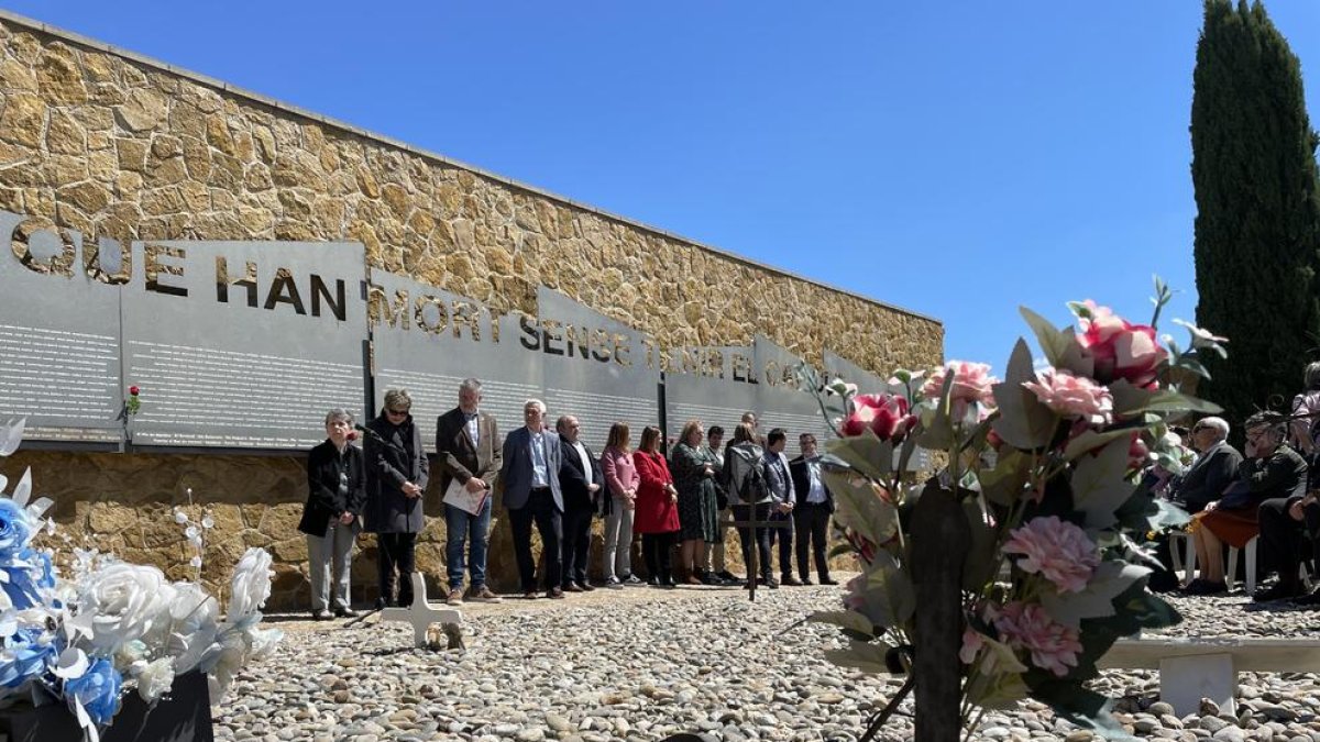 Imagen del acto celebrado ayer en el cementerio de Tarragona.