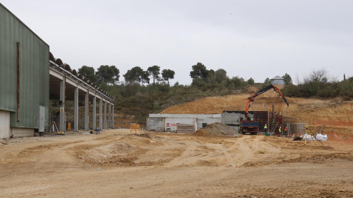 Obres d'ampliació del Centre de Tractament de Residus de la Conca de Barberà, situat a l'Espluga de Francolí

Data de publicació: dilluns 25 d'abril del 2022, 13:00

Localització: L'Espluga de Francolí

Autor: Núria Torres