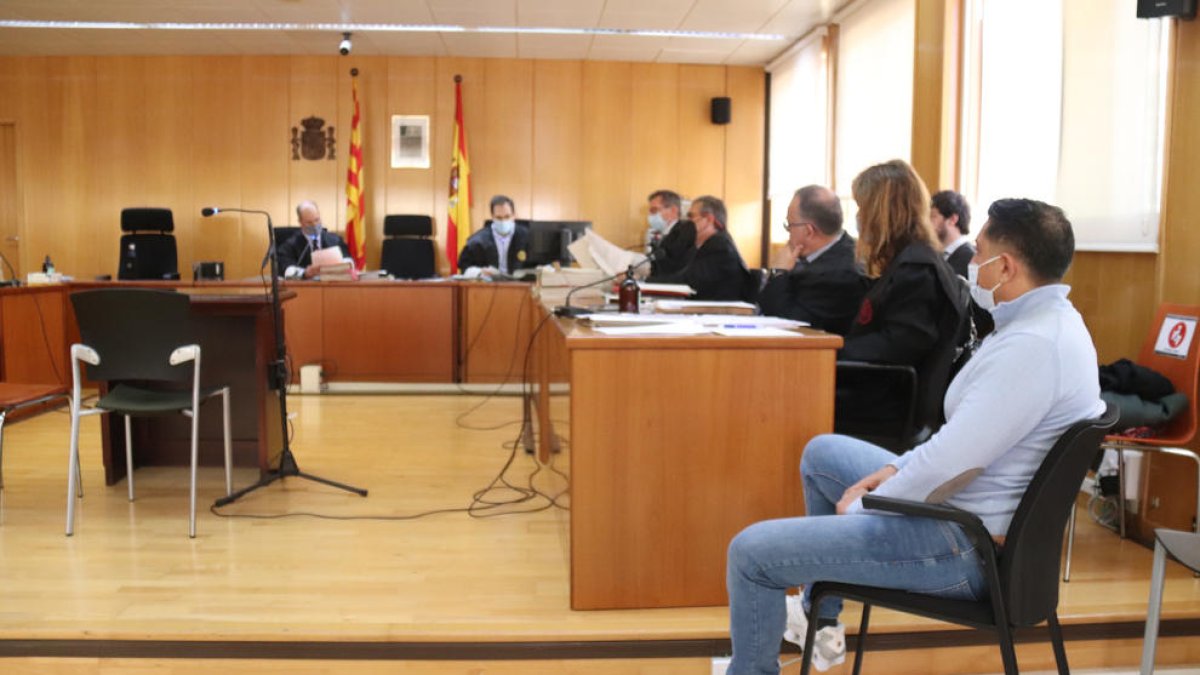 L'acusat de l'assassinat d'una dona a Vila-seca el 27 d'agost del 2020, Juan Pascual H.P., en primer terme, davant la resta del tribunal.