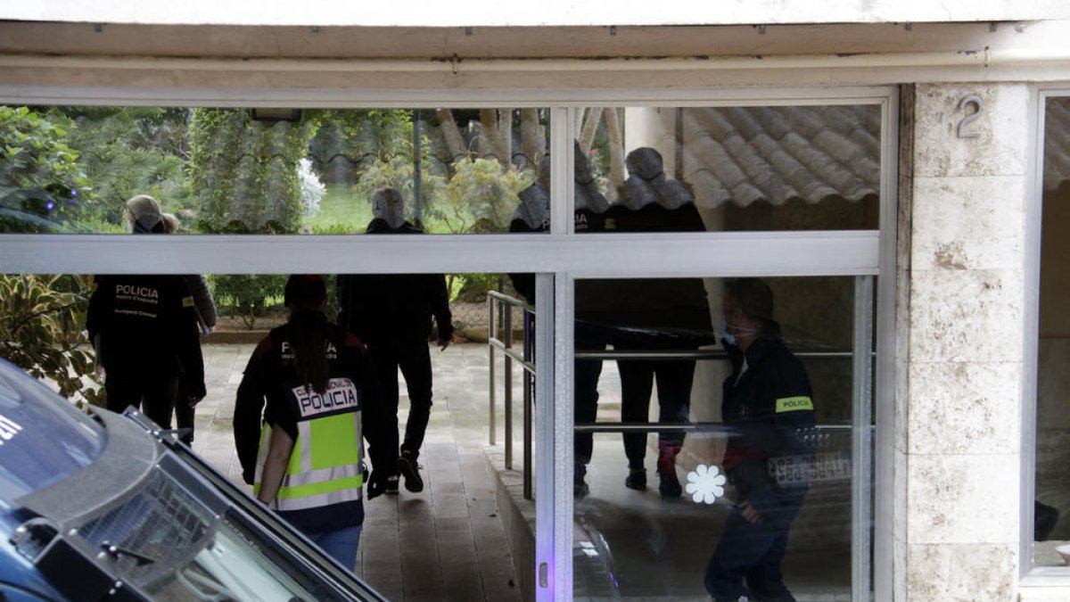 La entrada en el edificio de uno de los domicilios de Sant Feliu de Guíxols vinculado a la red de falsificación de carnets de conducir.