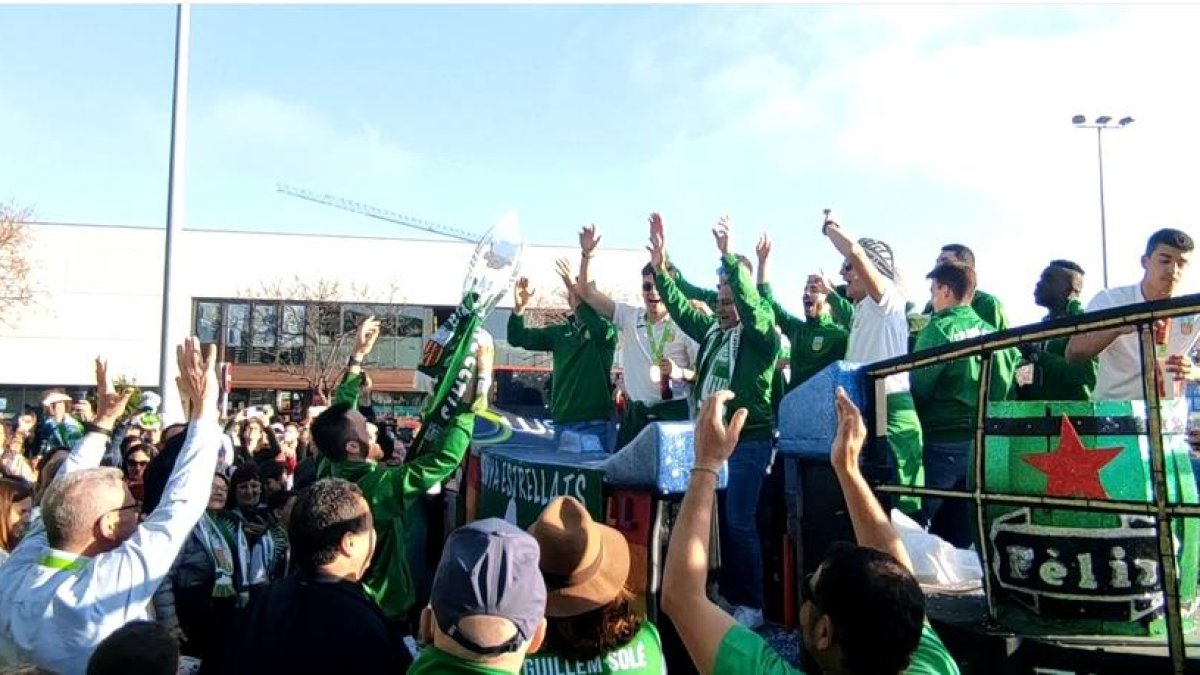 Los jugadores y el cuerpo técnico del CP Calafell celebrando el título por las calles del municipio penedesenc.