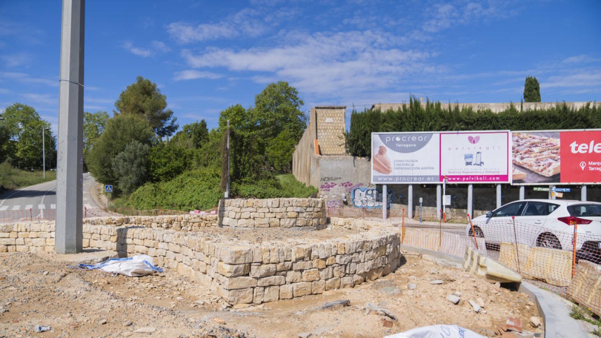 Imatge de les obres de la rotonda del cementiri de Tarragona, on s'incorporarà una construcció de pedra seca i vegetació.