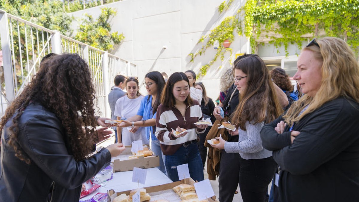 Després del pregó, la comunitat universitària va menjar coca amb xocolata al Campus Catalunya.