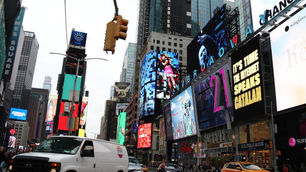 Imatge general de Times Square mentre es projecta el vídeo mocional del projecte AINA.