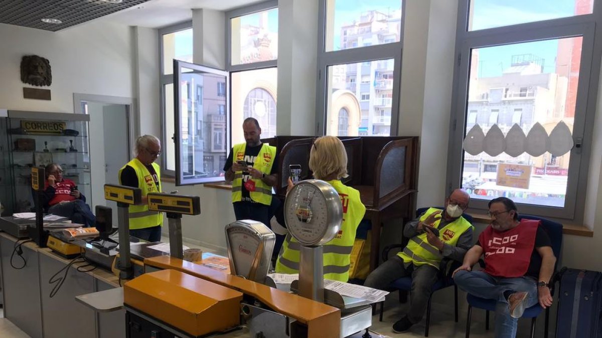 Representantes sindicales cerrados dentro del edificio de Correus.