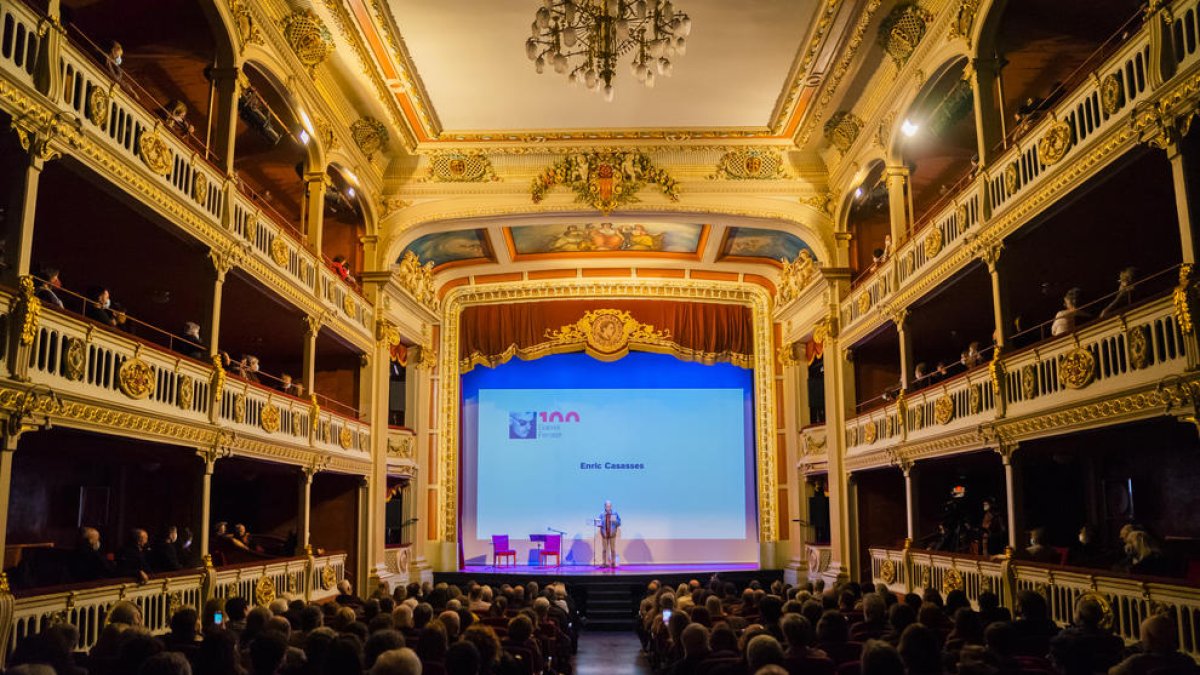 Una imatge de l'acte d'obertura de l'Any Ferrater 2022 al Teatre Bartrina de Reus.