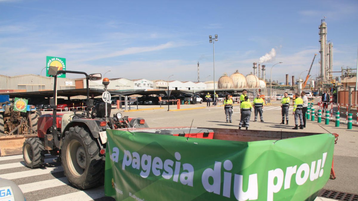 Un tractor d'Unió de Pagesos davant el complex petroquímic de Repsol a Tarragona.