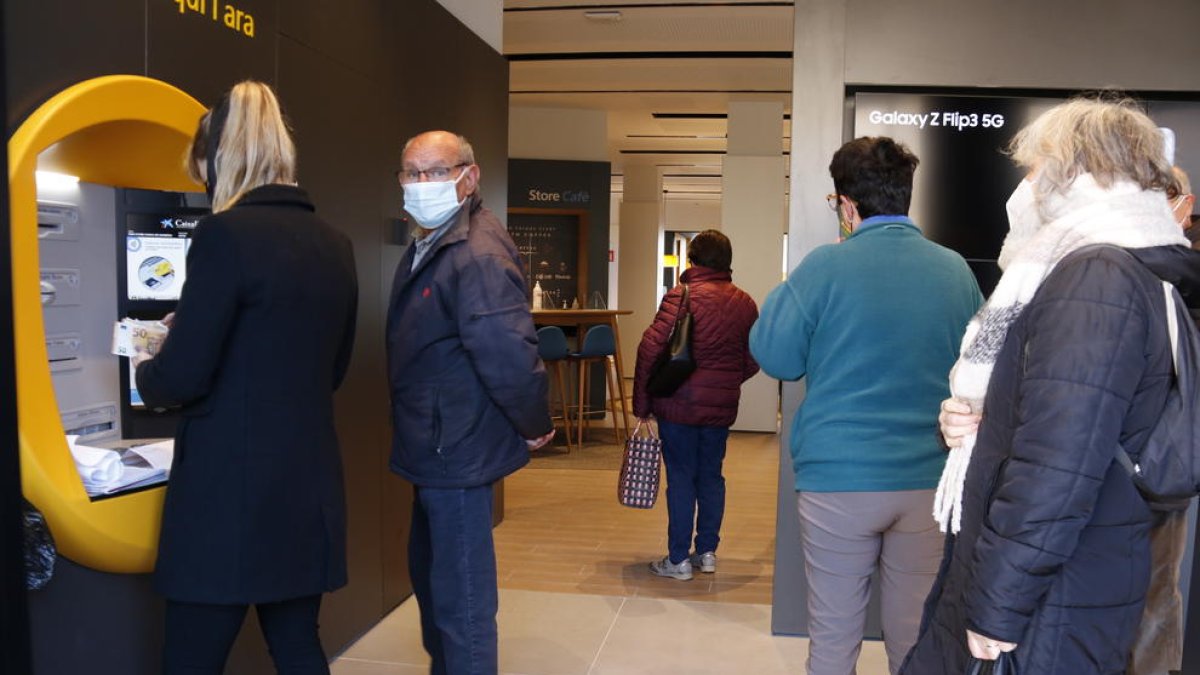 Colas en la oficina 'store' de CaixaBank en Montblanc que centraliza todos los servicios en la comarca.