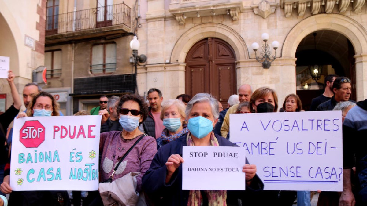 Els veïns afectats pel PDUAE de la Plana de l'Alt Camp en la protesta feta davant l'Ajuntament.