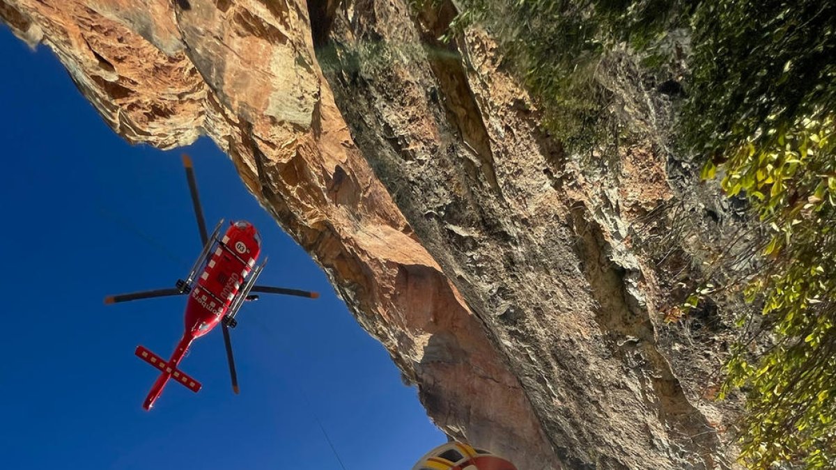 Imatge del rescat de l'escaladora a Siurana.