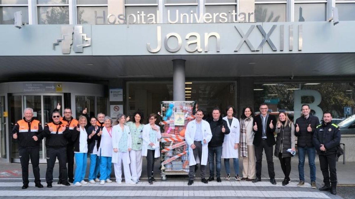 La entrega de los juguetes ha tenido lugar en el exterior del acceso principal del centro.