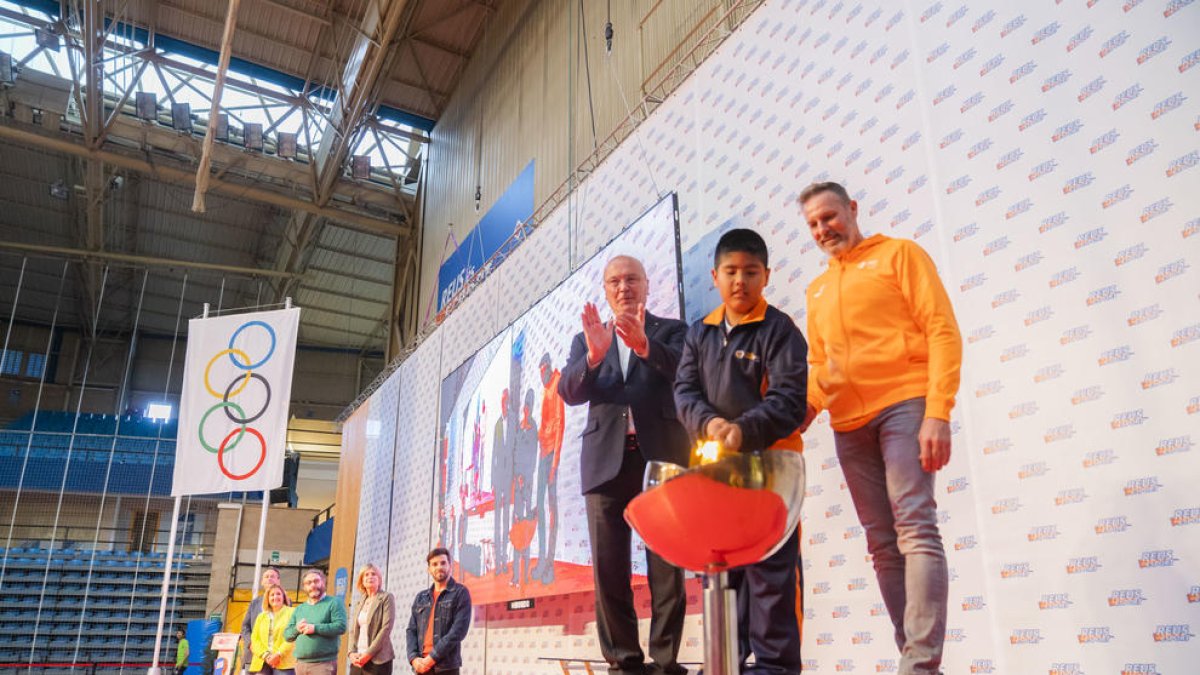 El encendido del peveter fue uno de los momentos más destacados del acto de inauguración de la Olimpiada.